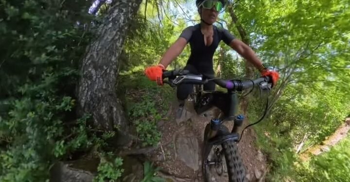 VIRAL: Una influencer de OnlyFans casi grabó su propia muerte mientras recorría un acantilado en bicicleta (VIDEO)