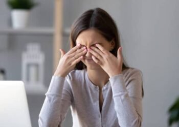 Moscas volantes en la vista: qué son las miodesopsias y cuándo se convierten en una urgencia médica