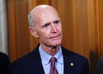 Rick Scott percibió engaño de la cúpula chavista y lanzó fuerte advertencia: «Estamos observando cada paso»