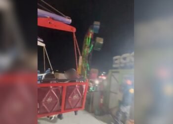 Una atracción de un parque de diversiones colapsó con personas a bordo (VIDEO)
