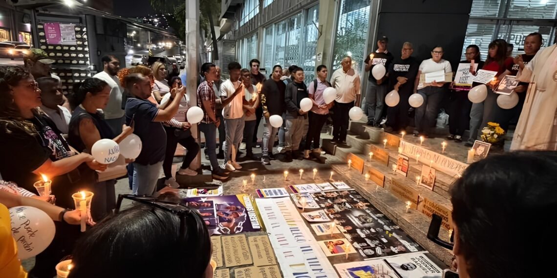 Entre velas y dolor: familiares de presos políticos homenajearon a Víctor Hugo Quero frente a El Helicoide (FOTOS)