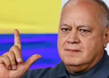 Momento tenso en el Mazo: Un invitado se le rebeló a Diosdado Cabello por enfriar «defensa» a Nicolás Maduro (VIDEO)