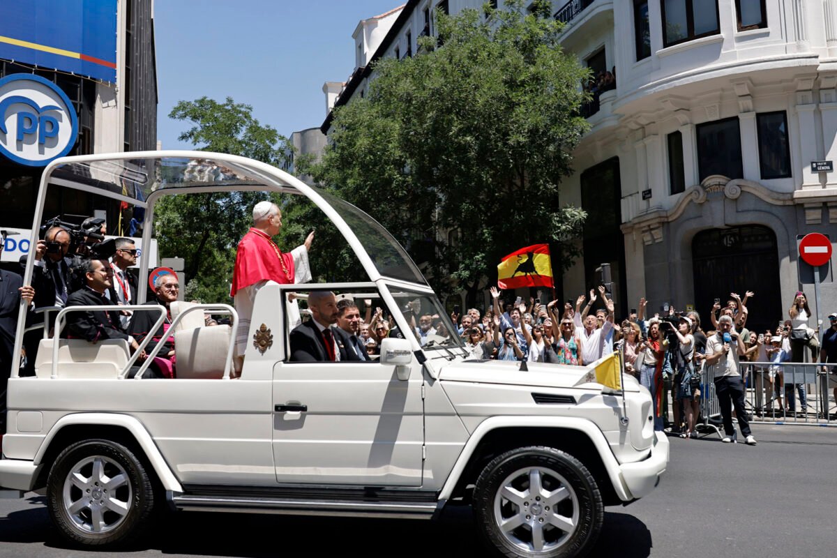 En imágenes: miles de fieles recibieron al papa León XIV en Madrid