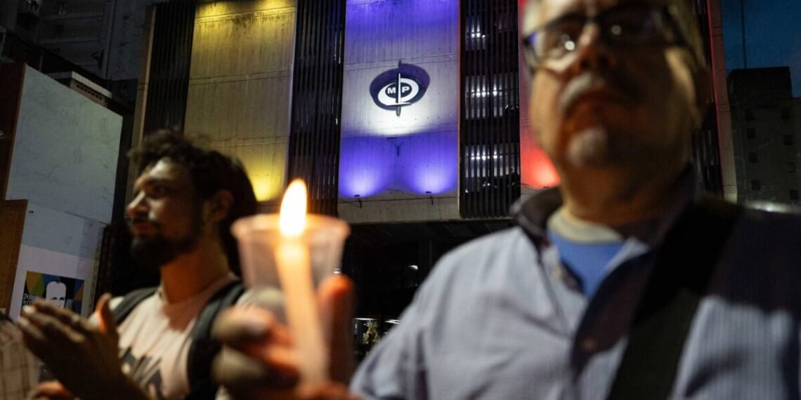 Familiares de presos políticos hicieron vigilia frente a la Embajada de Estados Unidos en Caracas